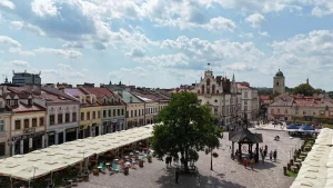 Widok rynku i zabudowy centrum Rzeszowa z drona